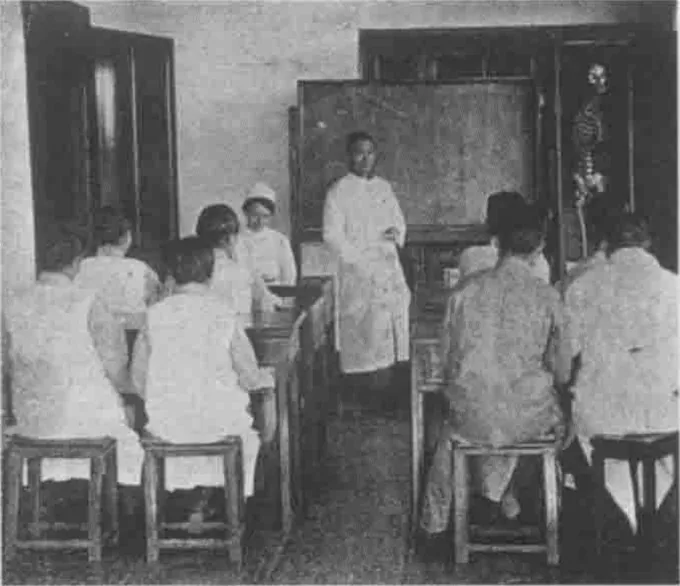 1921年仁济医院护校解剖课堂的黑白照片