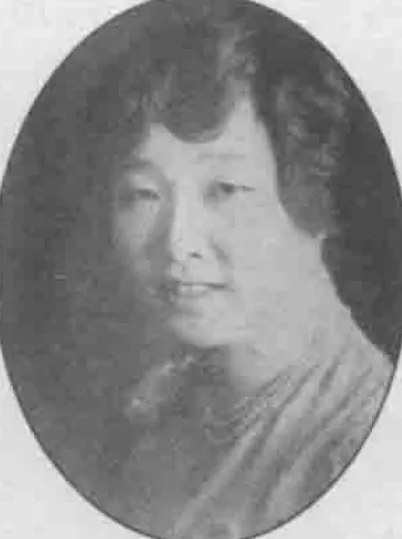 潘景芝的黑白肖像照片