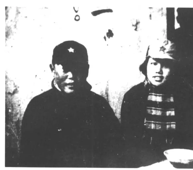 两名戴红星帽的红军人员的黑白合影，右侧为一名年轻女看护