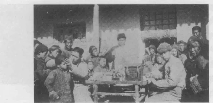 黄河水灾中医队在灾民收容所诊视的黑白照片