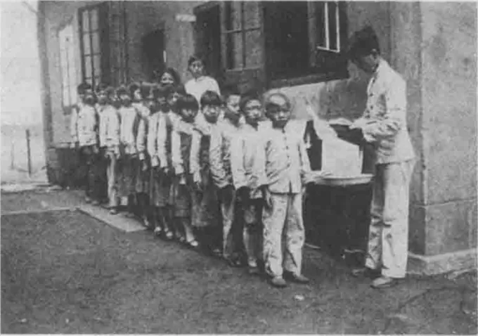 小学生排队等候体格检查的黑白照片